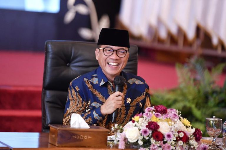 Menteri Desa dan Pembangunan Daerah Tertinggal (Mendes PDT) Republik Indonesia, Yandri Susanto, dalam rapat konsolidasi bersama Bupati, Camat, Kepala Desa, dan Pendamping Desa, se-Provinsi Jambi, di Kantor Gubernur Jambi, pada hari Minggu, tanggal 5 Januari 2025. (foto : dokumen kemendesa.go.id)