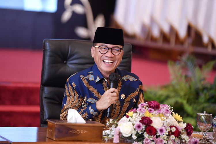 Menteri Desa dan Pembangunan Daerah Tertinggal (Mendes PDT) Republik Indonesia, Yandri Susanto, dalam rapat konsolidasi bersama Bupati, Camat, Kepala Desa, dan Pendamping Desa, se-Provinsi Jambi, di Kantor Gubernur Jambi, pada hari Minggu, tanggal 5 Januari 2025. (foto : dokumen kemendesa.go.id)