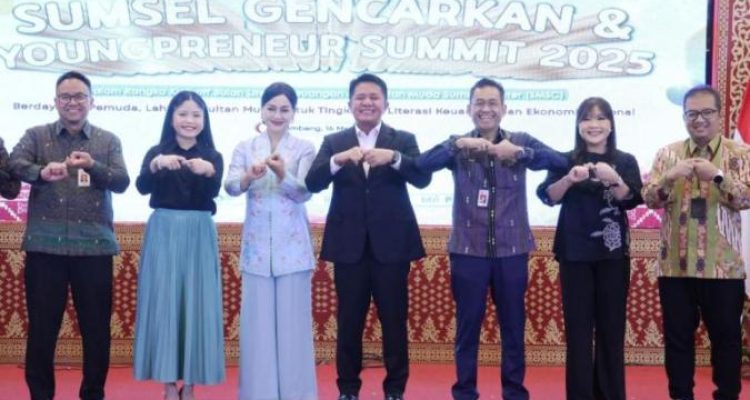 Gubernur Provinsi Sumatera Selatan (Sumsel), Herman Deru, meresmikan Sultan Muda Sumsel Center (SMSC) pada hari Jum'at sore, tanggal 16 Mei 2025 di Kantor Otoritas Jasa Keuangan (OJK) Sumsel. (BEKISARMEDIA.ID/ARAS)
