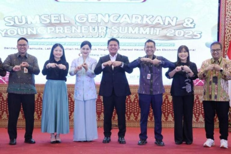 Gubernur Provinsi Sumatera Selatan (Sumsel), Herman Deru, meresmikan Sultan Muda Sumsel Center (SMSC) pada hari Jum'at sore, tanggal 16 Mei 2025 di Kantor Otoritas Jasa Keuangan (OJK) Sumsel. (BEKISARMEDIA.ID/ARAS)