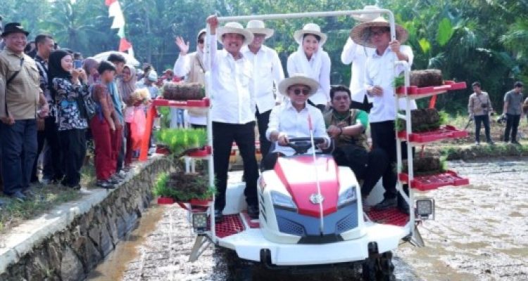 Menteri Koordinator Bidang Pangan, Zulkifli Hasan, bersama Menteri Desa dan Pembangunan Daerah Tertinggal, Yandri Susanto, di Desa Kartasana, Pandeglang, tanggal 9 Mei 2025. (foto : sigit/kemendesa pdt)