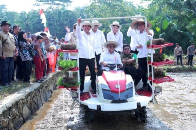 Menteri Koordinator Bidang Pangan, Zulkifli Hasan, bersama Menteri Desa dan Pembangunan Daerah Tertinggal, Yandri Susanto, di Desa Kartasana, Pandeglang, tanggal 9 Mei 2025. (foto : sigit/kemendesa pdt)