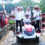 Menteri Koordinator Bidang Pangan, Zulkifli Hasan, bersama Menteri Desa dan Pembangunan Daerah Tertinggal, Yandri Susanto, di Desa Kartasana, Pandeglang, tanggal 9 Mei 2025. (foto : sigit/kemendesa pdt)