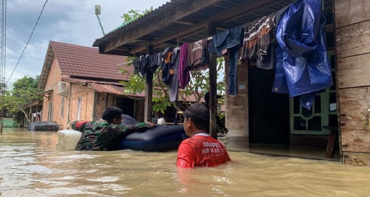 Tim dari Pemerintah Kabupaten Muba melakukan evakuasi terhadap warga Bayung Lencir yang terdampak banjir. (BEKISARMEDIA.ID/APRIZAL)