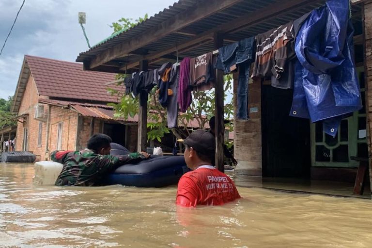 Tim dari Pemerintah Kabupaten Muba melakukan evakuasi terhadap warga Bayung Lencir yang terdampak banjir. (BEKISARMEDIA.ID/APRIZAL)