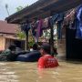 Tim dari Pemerintah Kabupaten Muba melakukan evakuasi terhadap warga Bayung Lencir yang terdampak banjir. (BEKISARMEDIA.ID/APRIZAL)