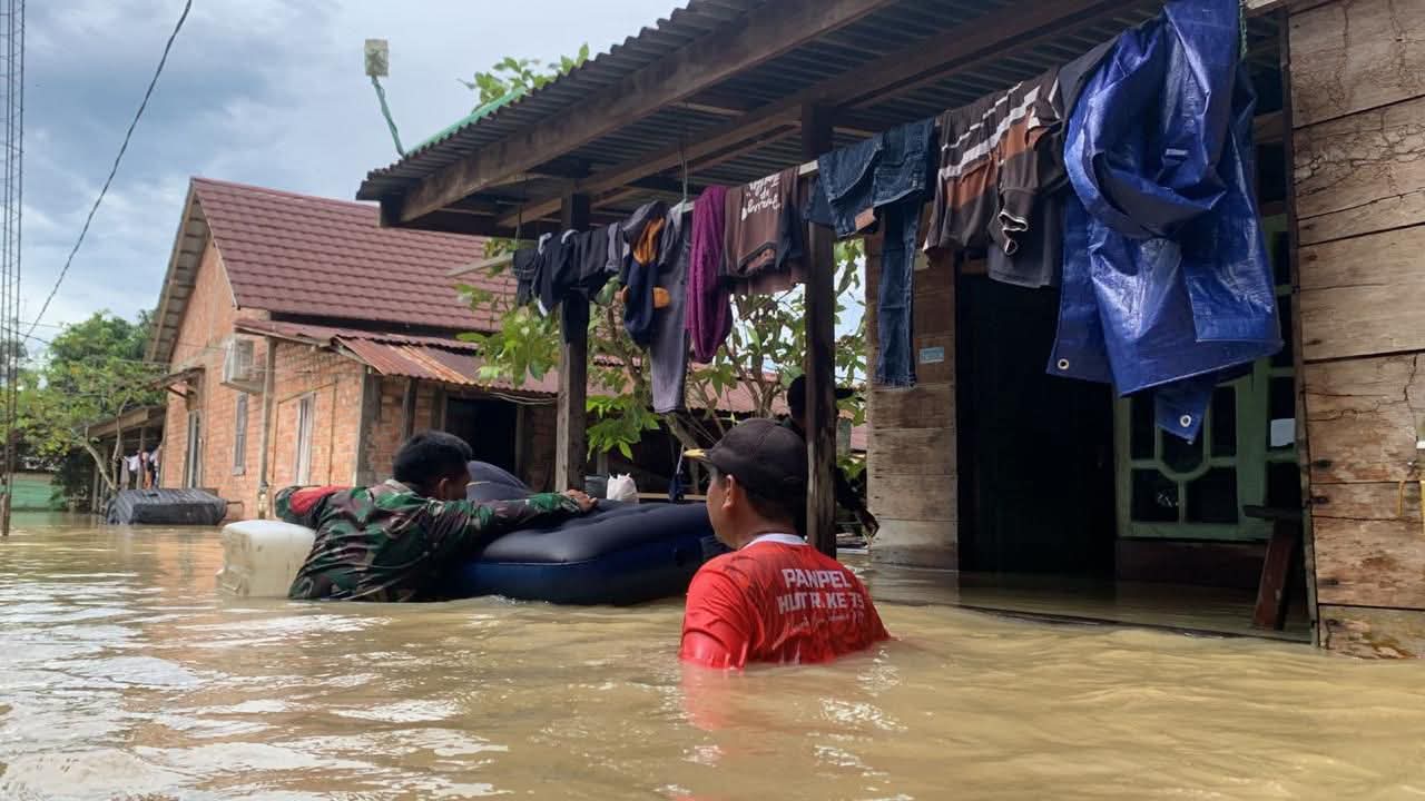 Tim dari Pemerintah Kabupaten Muba melakukan evakuasi terhadap warga Bayung Lencir yang terdampak banjir. (BEKISARMEDIA.ID/APRIZAL)
