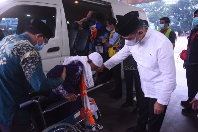 Sekretaris Daerah Provinsi Sumatera Selatan, Edward Candra, menyambut kedatangan jamaah Haji dari Kabupaten OKU Timur, pada hari Jum'at, tanggal 13 Juni 2025. (BEKISARMEDIA.ID/SIKUMBANG)
