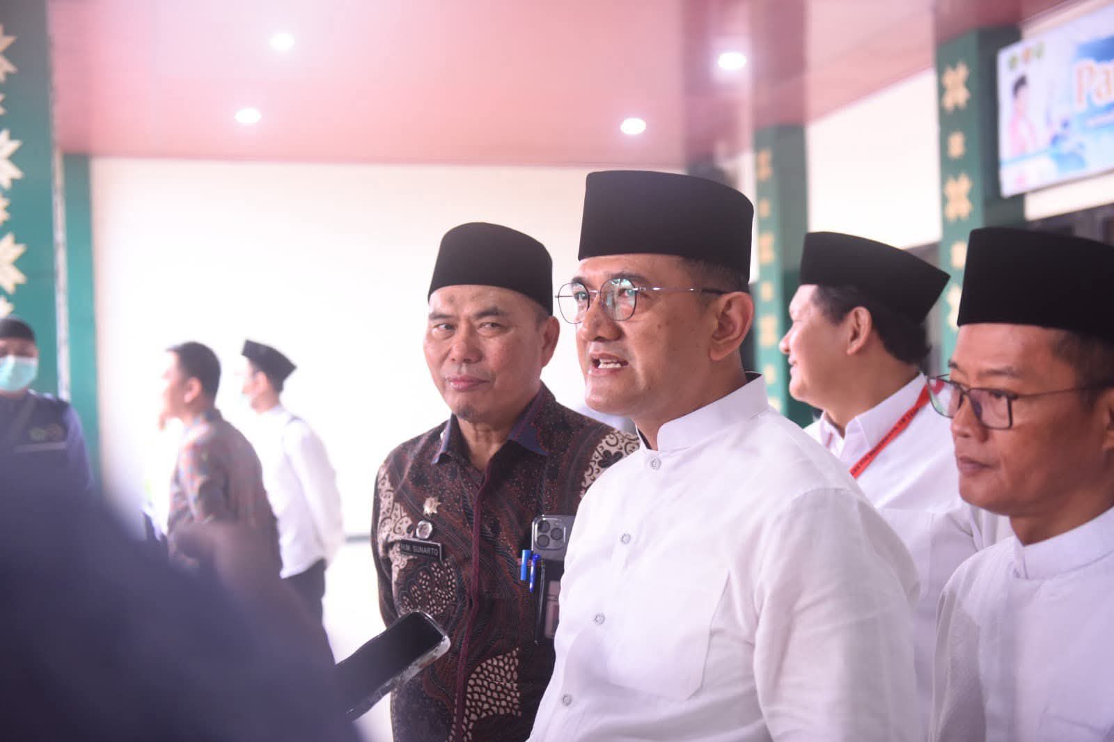 Sekretaris Daerah Provinsi Sumatera Selatan, Edward Candra, menyambut kedatangan jamaah Haji dari Kabupaten OKU Timur, pada hari Jum'at, tanggal 13 Juni 2025. (BEKISARMEDIA.ID/SIKUMBANG)