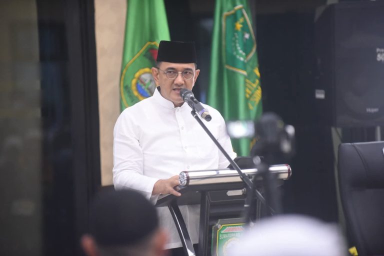 Sekretaris Daerah Provinsi Sumatera Selatan, Edward Candra, menyambut kedatangan jamaah Haji dari Kabupaten OKU Timur, pada hari Jum'at, tanggal 13 Juni 2025. (BEKISARMEDIA.ID/SIKUMBANG)