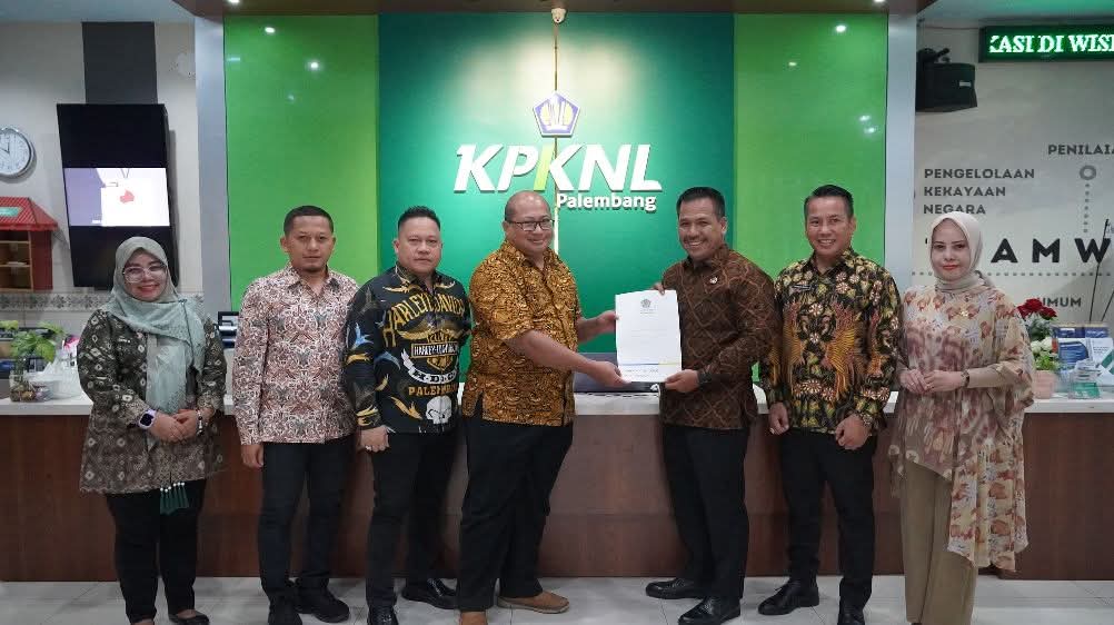Pemerintah Kabupaten (Pemkab) Ogan Komering Ilir (OKI) menggelar lelang Kendaraan Dinas (Randis) melalui Kantor Pelayanan Kekayaan Negara dan Lelang (KPKNL) Palembang, pada hari Jum'at, tanggal 13 Juni 2025. (BEKISARMEDIA.ID/SIKUMBANG)