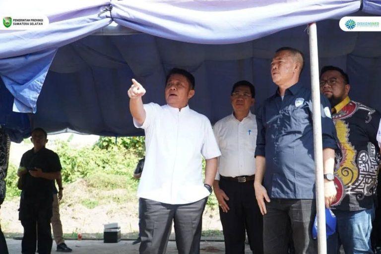 Gubernur Provinsi Sumatera Selatan (Sumsel), Herman Deru, secara langsung memantau progres kesiapan arena grass track di Jakabaring Sport City (JSC) Palembang, pada hari Jum'at, tanggal 20 Juni 2025. (BEKISARMEDIA.ID/SIKUMBANG)