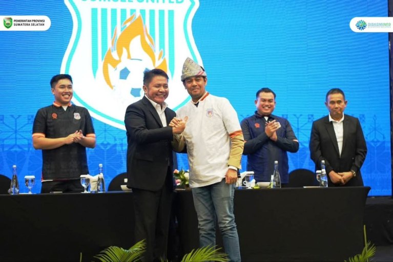 Gubernur Sumsel, Herman Deru, menghadiri acara Peluncuran Sumsel United di Ballroom Hotel Harper Palembang, hari Sabtu malam, tanggal 14 Juni 2025. (BEKISARMEDIA.ID/SIKUMBANG)