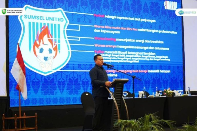 Manajer Sumsel United, dr. Syamsuddin Isaac Suryamanggala, menjelaskan tentang makna Logo Sumsel United, pada acara Peluncuran Sumsel United di Ballroom Hotel Harper Palembang, hari Sabtu malam, tanggal 14 Juni 2025. (BEKISARMEDIA.ID/SIKUMBANG)