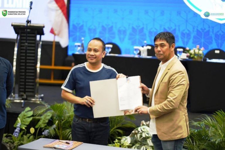 Nil Maizar memperlihatkan kontrak sebagai pelatih Sumsel United di Liga 2 Indonesia Musim 2025/2026, pada acara Peluncuran Sumsel United di Ballroom Hotel Harper Palembang, hari Sabtu malam, tanggal 14 Juni 2025. (BEKISARMEDIA.ID/SIKUMBANG)