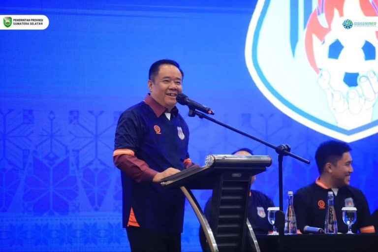 Presiden Klub Sumsel United, Cik Ujang, memberikan sambutan pada acara Peluncuran Sumsel United di Ballroom Hotel Harper Palembang, hari Sabtu malam, tanggal 14 Juni 2025. (BEKISARMEDIA.ID/SIKUMBANG)