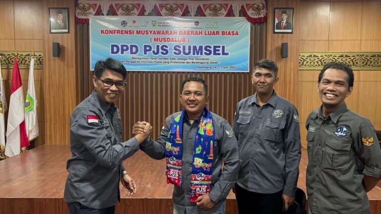 Pemimpin Redaksi DetikSumsel.com, Edi Triono (nomor dua dari kiri), bersalaman dengan Ketua DPP PJS, Mahmud Marhaba, setelah dipercaya sebagai Ketua DPD PJS Sumsel, pada hari Senin, tanggal 16 Juni 2025. (BEKISARMEDIA.ID/SIKUMBANG)