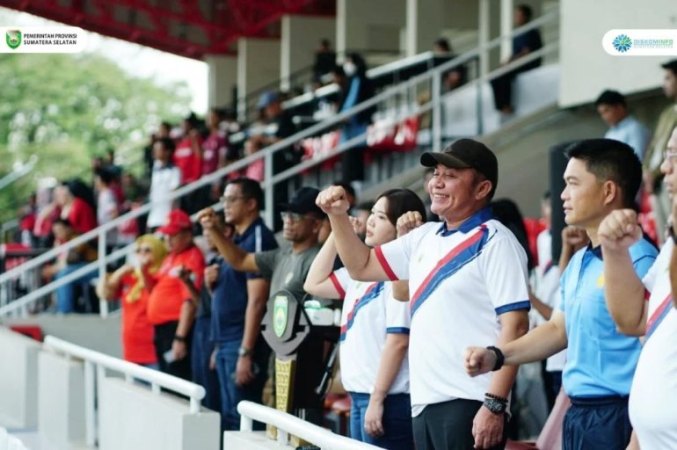 Gubernur Provinsi Sumatera Selatan (Sumsel), Herman Deru, menutup Kejuaraan Sepak Bola Antar Organisasi Perangkat Daerah. (BEKISAR MEDIA.ID/SIKUMBANG)