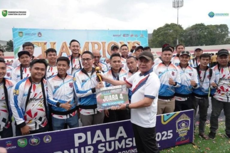 Gubernur Provinsi Sumatera Selatan (Sumsel), Herman Deru, menutup Kejuaraan Sepak Bola Antar Organisasi Perangkat Daerah. (BEKISAR MEDIA.ID/SIKUMBANG)