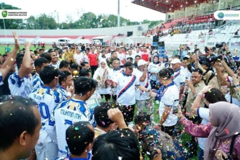 Gubernur Provinsi Sumatera Selatan (Sumsel), Herman Deru, menutup Kejuaraan Sepak Bola Antar Organisasi Perangkat Daerah. (BEKISAR MEDIA.ID/SIKUMBANG)