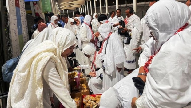 Jemaah haji Indonesia sedang memburu jajan pasar di Terminal Syib Amir. (foto : kemenag.go.id)