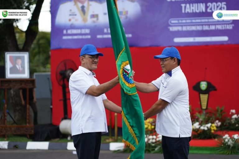 Sekretaris Daerah (Sekda) Provinsi Sumsel, Edward Candra, secara langsung memberi apresiasi kepada para peserta dalam acara Rapat Pemantapan Kontingen Sumsel, yang digelar di Graha Bina Praja pada hari Minggu, tanggal 29 Juni 2025. (BEKISARMEDIA.ID/SIKUMBANG)