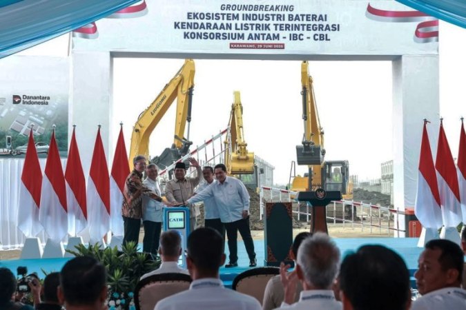 Presiden Republik Indonesia, menghadiri acara groundbreaking pembangunan ekosistem industri baterai kendaraan listrik terintegrasi di Karawang, Jawa Barat, pada hari Minggu, tanggal 29 Juni 2025. (foto : presidenri.go.id)