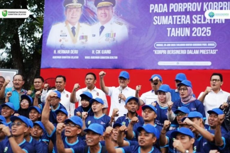 Sekretaris Daerah (Sekda) Provinsi Sumsel, Edward Candra, secara langsung memberi apresiasi kepada para peserta dalam acara Rapat Pemantapan Kontingen Sumsel, yang digelar di Graha Bina Praja pada hari Minggu, tanggal 29 Juni 2025. (BEKISARMEDIA.ID/SIKUMBANG)