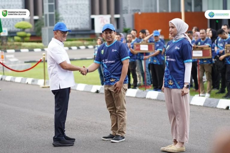 Sekretaris Daerah (Sekda) Provinsi Sumsel, Edward Candra, secara langsung memberi apresiasi kepada para peserta dalam acara Rapat Pemantapan Kontingen Sumsel, yang digelar di Graha Bina Praja pada hari Minggu, tanggal 29 Juni 2025. (BEKISARMEDIA.ID/SIKUMBANG)