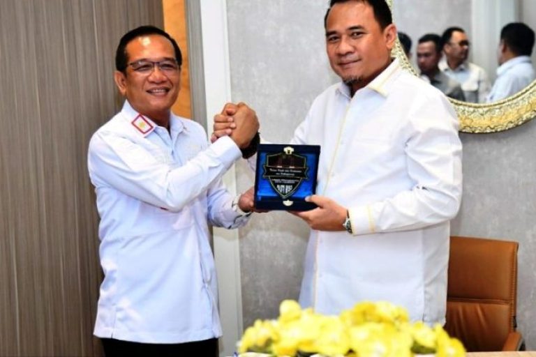 Ketua Dewan Perwakilan Rakyat Daerah (DPRD) Provinsi Sumatera Selatan (Sumsel), Andie Dinialdie, menerima audiensi Kepala Lembaga Pemasyarakatan (Kalapas) Kelas I Palembang, M. Pithra Jaya Saragih, beserta jajarannya di ruang kerja Ketua DPRD Sumsel, Jalan POM IX Kota Palembang. (BEKISARMEDIA.ID/SIKUMBANG)