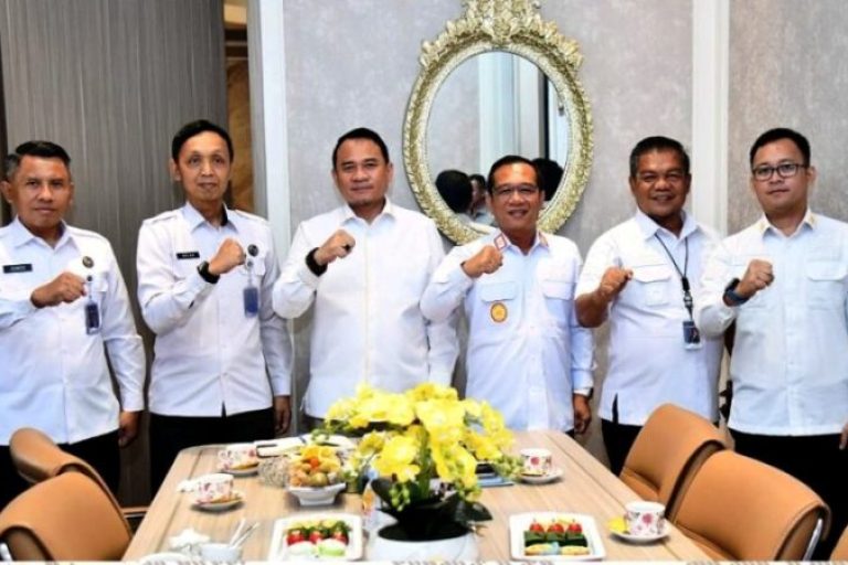 Ketua Dewan Perwakilan Rakyat Daerah (DPRD) Provinsi Sumatera Selatan (Sumsel), Andie Dinialdie, menerima audiensi Kepala Lembaga Pemasyarakatan (Kalapas) Kelas I Palembang, M. Pithra Jaya Saragih, beserta jajarannya di ruang kerja Ketua DPRD Sumsel, Jalan POM IX Kota Palembang. (BEKISARMEDIA.ID/SIKUMBANG)