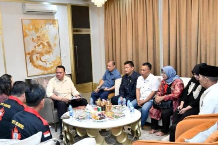 Ketua Dewan Perwakilan Rakyat Daerah (DPRD) Provinsi Sumatera Selatan (Sumsel), Andie Dinialdie, menerima audiensi dari Dewan Pimpinan Daerah (DPD) Adat Raja Sultan Nusantara Provinsi Sumsel pada Kamis, 15 Mei 2025. (BEKISARMEDIA.ID/SIKUMBANG)