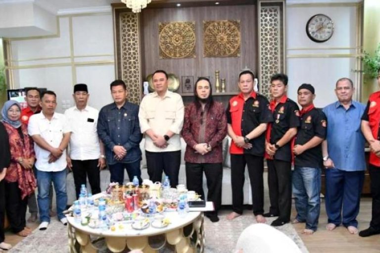 Ketua Dewan Perwakilan Rakyat Daerah (DPRD) Provinsi Sumatera Selatan (Sumsel), Andie Dinialdie, menerima audiensi dari Dewan Pimpinan Daerah (DPD) Adat Raja Sultan Nusantara Provinsi Sumsel pada Kamis, 15 Mei 2025. (BEKISARMEDIA.ID/SIKUMBANG)
