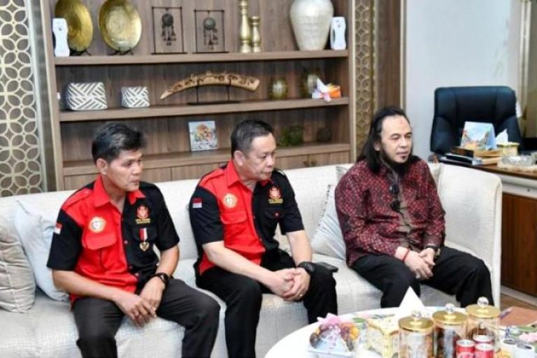 Ketua Dewan Perwakilan Rakyat Daerah (DPRD) Provinsi Sumatera Selatan (Sumsel), Andie Dinialdie, menerima audiensi dari Dewan Pimpinan Daerah (DPD) Adat Raja Sultan Nusantara Provinsi Sumsel pada Kamis, 15 Mei 2025. (BEKISARMEDIA.ID/SIKUMBANG)