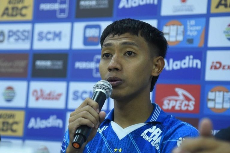 Beckham Putra Nugraha memberikan keterang pers usai pertandingan melawan PSS Sleman. (foto : persib.co.id)