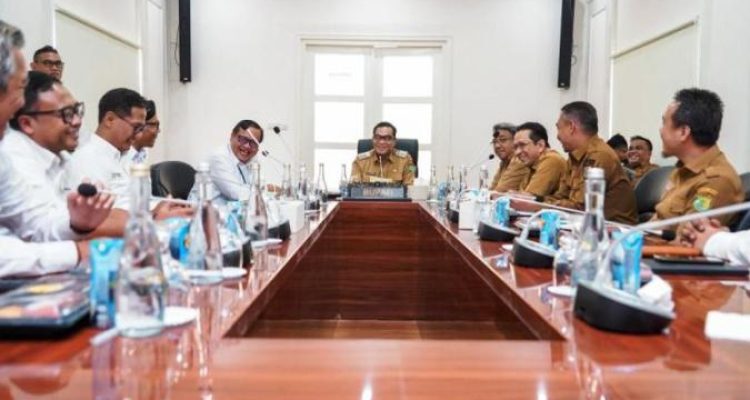 Bupati Muba, M. Toha, memimpin rapat bersama pihak terkait. (BEKISARMEDIA.ID/APRIZAL)