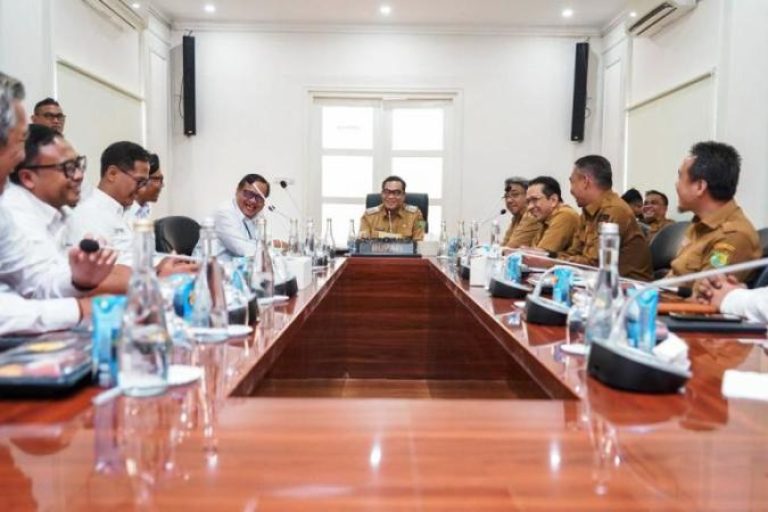 Bupati Muba, M. Toha, memimpin rapat bersama pihak terkait. (BEKISARMEDIA.ID/APRIZAL)