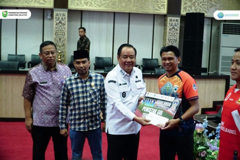 Wakil Gubernur Provinsi Sumatera Selatan (Sumsel), Cik Ujang, menyerahkan Bonus Pencetak Goal Piala Gubernur Sepak Bola antar Organisasi Perangkat Daerah (OPD) Provinsi Sumatera Selatan di Graha Bina Praja, Palembang, pada hari Kamis, tanggal 26 Juni 2025. (BEKISARMEDIA.ID/SIKUMBANG)