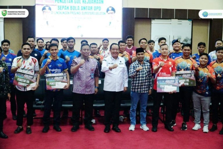 Wakil Gubernur Provinsi Sumatera Selatan (Sumsel), Cik Ujang, menyerahkan Bonus Pencetak Goal Piala Gubernur Sepak Bola antar Organisasi Perangkat Daerah (OPD) Provinsi Sumatera Selatan di Graha Bina Praja, Palembang, pada hari Kamis, tanggal 26 Juni 2025. (BEKISARMEDIA.ID/SIKUMBANG)