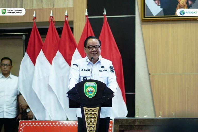 Wakil Gubernur Provinsi Sumatera Selatan (Sumsel), Cik Ujang, menyerahkan Bonus Pencetak Goal Piala Gubernur Sepak Bola antar Organisasi Perangkat Daerah (OPD) Provinsi Sumatera Selatan di Graha Bina Praja, Palembang, pada hari Kamis, tanggal 26 Juni 2025. (BEKISARMEDIA.ID/SIKUMBANG)