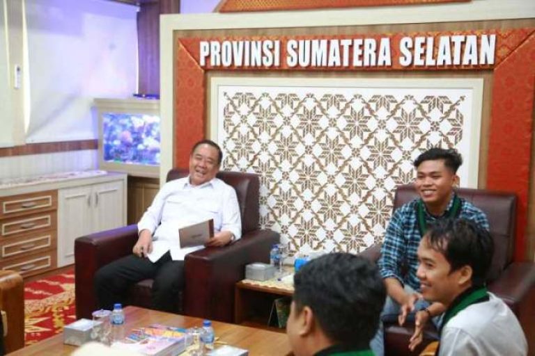 Wakil Gubernur Provinsi Sumatera Selatan (Sumsel), Cik Ujang, menerima audiensi dari BADKO HMI, di Ruang Tamu Wagub Sumsel, pada hari Kamis, tanggal 19 Juni 2025. (BEKISARMEDIA.ID/SIKUMBANG)