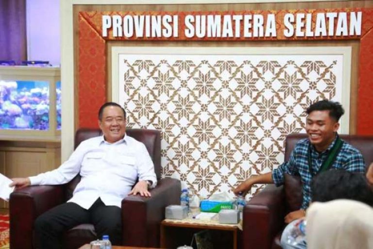 Wakil Gubernur Provinsi Sumatera Selatan (Sumsel), Cik Ujang, menerima audiensi dari BADKO HMI, di Ruang Tamu Wagub Sumsel, pada hari Kamis, tanggal 19 Juni 2025. (BEKISARMEDIA.ID/SIKUMBANG)