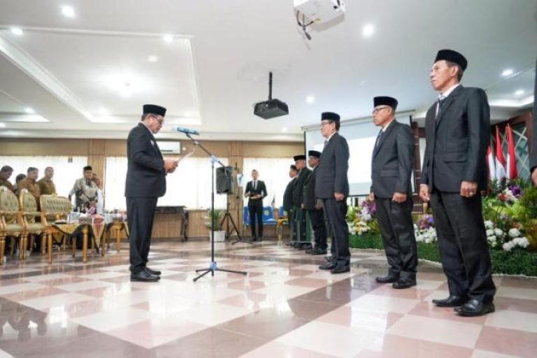 Bupati Muba, M. Toha, saat melantik Dewan Pendidikan Kabupaten Muba Periode 2025–2030, pada hari Senin, tanggal 2 Juni 2025 di Auditorium Pemerintah Kabupaten (Pemkab) Muba. (BEKISARMEDIA.ID/SIKUMBANG)