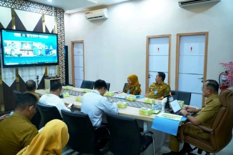 Sekretaris Daerah (Sekda) Provinsi Sumatera Selatan (Sumsel), Edward Chandra, mengikuti Rapat Koordinasi (Rakor) Pengendalian Inflasi Daerah Tahun 2025, yang dirangkaikan dengan Sosialisasi Surat Edaran (SE) Menteri Pariwisata (Menpar), pada hari Senin pagi, tanggal 23 Juni 2025. (BEKISARMEDIA.ID/SIKUMBANG)