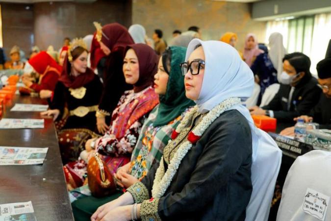 Anggota DPD RI asal Sumsel, Hj. Eva Susanti, menghadiri Rapat Paripurna DPRD Sumsel Dalam Rangka Memperingati Dirgahayu Kota Palembang ke 1.342. (BEKISARMEDIA.ID/SIKUMBANG)