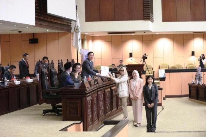 Anggota Dewan Perwakilan Daerah Republik Indonesia (DPD RI) asal daerah pemilihan Sumatera Selatan, Hj. Eva Susanti, turut hadir dalam Sidang Paripurna ke 14 DPD RI Masa Sidang V Tahun Sidang 2024–2025. (BEKISARMEDIA.ID/SIKUMBANG)