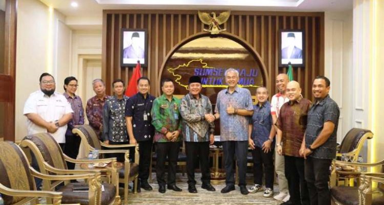 Gubernur Sumsel, Herman Deru, menerima kunjungan Sekretaris Jenderal PB ISSI di Ruang Tamu Gubernur Sumsel, pada hari Kamis, tanggal 5 Juni 2025. (BEKISARMEDIA.ID/SIKUMBANG)