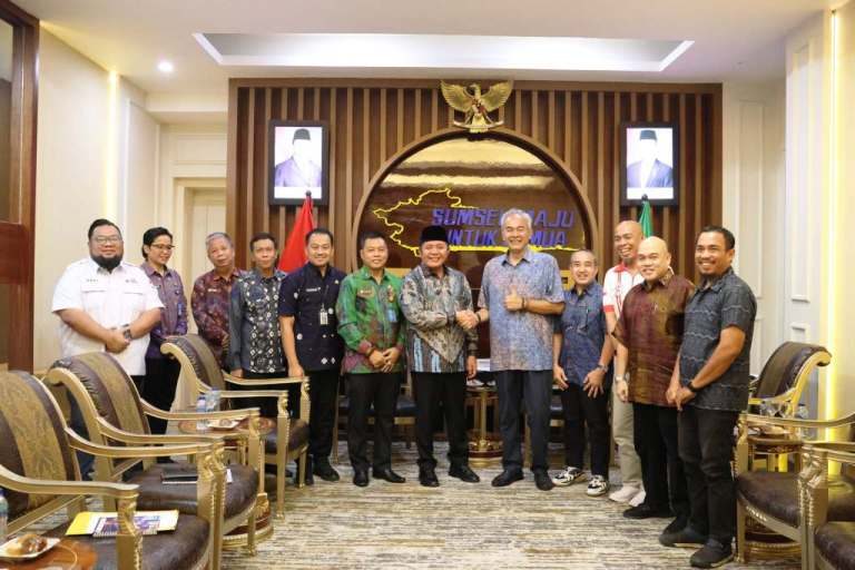 Gubernur Sumsel, Herman Deru, menerima kunjungan Sekretaris Jenderal PB ISSI di Ruang Tamu Gubernur Sumsel, pada hari Kamis, tanggal 5 Juni 2025. (BEKISARMEDIA.ID/SIKUMBANG)