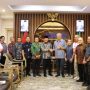 Gubernur Sumsel, Herman Deru, menerima kunjungan Sekretaris Jenderal PB ISSI di Ruang Tamu Gubernur Sumsel, pada hari Kamis, tanggal 5 Juni 2025. (BEKISARMEDIA.ID/SIKUMBANG)