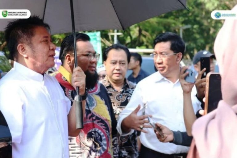 Gubernur Provinsi Sumatera Selatan (Sumsel), Herman Deru, secara langsung memantau progres kesiapan arena grass track di Jakabaring Sport City (JSC) Palembang, pada hari Jum'at, tanggal 20 Juni 2025. (BEKISARMEDIA.ID/SIKUMBANG)